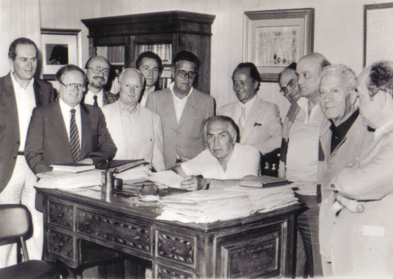 Firmando la costituzione dell’Associazione degli abruzzesi nel mondo, il 27/08/85